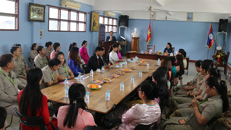 Đại sứ Nguyễn Minh Tâm trao đổi với cán bộ, giáo viên nhà trường.