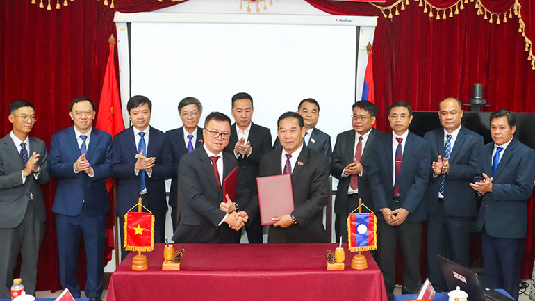 Ký kết Bản thỏa thuận hợp tác giữa Báo Nhân Dân với báo Pasaxon giai đoạn 2024-2029. (Ảnh: HẢI TIẾN)