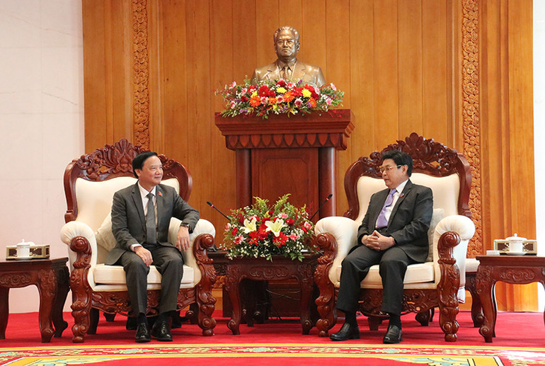 Phó Chủ tịch Quốc hội Nguyễn Khắc Định (trái) và Chủ tịch Quốc hội Lào Xaysomphone Phomvihane. Ảnh: Hải Tiến