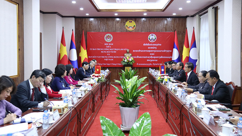 Đồng chí Bùi Thị Minh Hoài hội đàm với đồng chí Sinlavong Khoutphaythoune, Ủy viên Bộ Chính trị, Chủ tịch Ủy ban Trung ương Mặt trận Lào Xây dựng đất nước. (Ảnh: TRỊNH DŨNG) Đồng chí Bùi Thị Minh Hoài hội đàm với đồng chí Sinlavong Khoutphaythoune, Ủy viên Bộ Chính trị, Chủ tịch Ủy ban Trung ương Mặt trận Lào Xây dựng đất nước. (Ảnh: TRỊNH DŨNG)