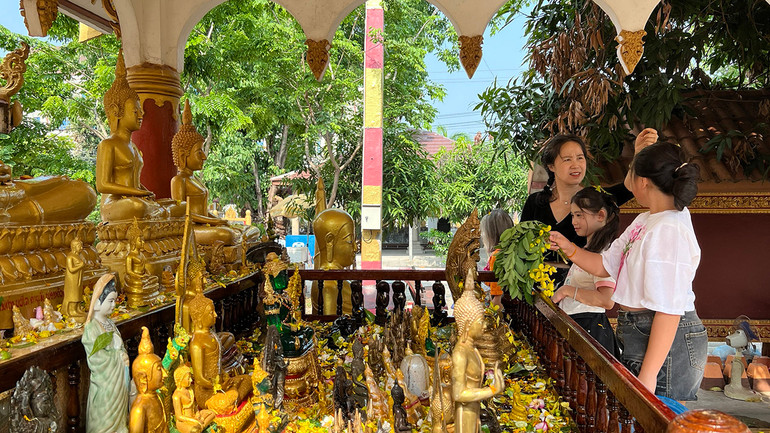 Nước thơm sau khi dùng để tắm những bức tượng Phật được người dân Lào thoa lên đầu và mặt để cầu mong một năm mới an lành, thịnh vượng.