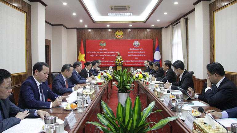 Đoàn đại biểu Trung ương Hội Nông dân Việt Nam hội đàm với Đoàn đại biểu Trung ương Mặt trận Lào xây dựng đất nước. Ảnh: HẢI TIẾN