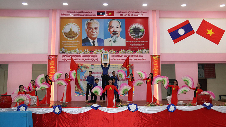 Tiết mục văn nghệ tri ân các thầy cô giáo do các em học sinh nhà trường biểu diễn.