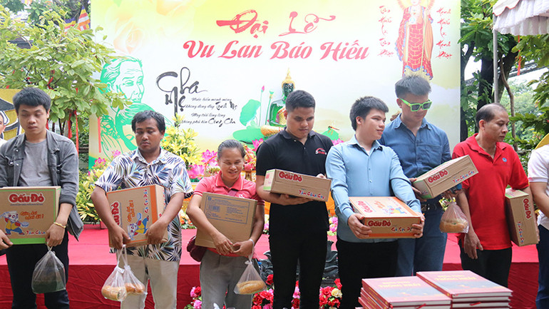 Ban tổ chức tặng quà cho người khuyết tật và người có hoàn cảnh khó khăn. (Ảnh: Hải Tiến)