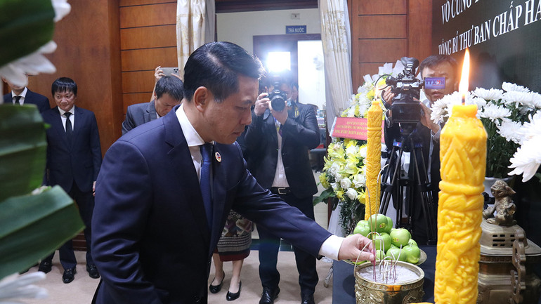 Ủy viên Bộ Chính trị Đảng Nhân dân Cách mạng Lào, Phó Thủ tướng, Bộ trưởng Ngoại giao Lào Saleumxay Kommasith thành kính dâng hương tưởng niệm Tổng Bí thư Nguyễn Phú Trọng. Ủy viên Bộ Chính trị Đảng Nhân dân Cách mạng Lào, Phó Thủ tướng, Bộ trưởng Ngoại giao Lào Saleumxay Kommasith thành kính dâng hương tưởng niệm Tổng Bí thư Nguyễn Phú Trọng.