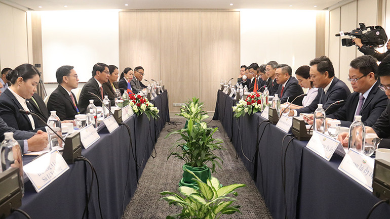 Chủ tịch UBND thành phố Hà Nội Trần Sỹ Thanh làm việc với Đô trưởng thủ đô Vientiane.