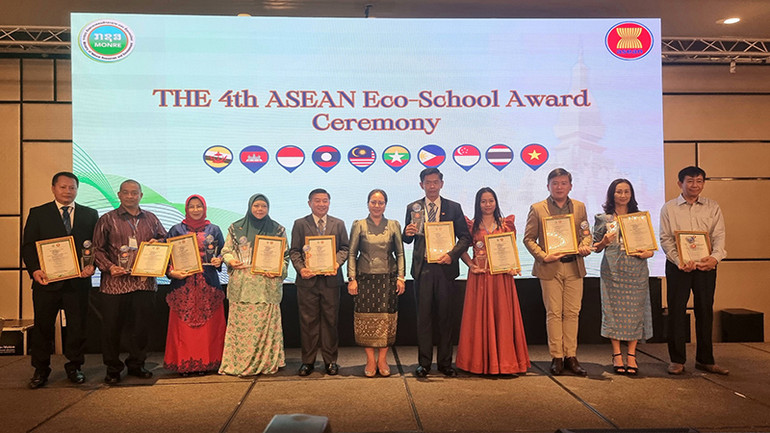 Trao Giải thưởng Trường học sinh thái (ASEAN Eco-schools Award) cho các đơn vị. (Ảnh: Trịnh Dũng)