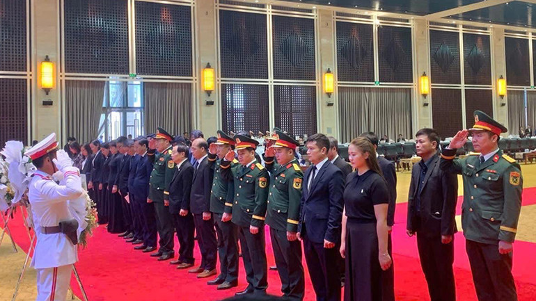 Đoàn Đại sứ quán Việt Nam tại Lào và các cơ quan tưởng niệm đồng chí Khamtay Siphandone. (Ảnh: Cộng tác viên)