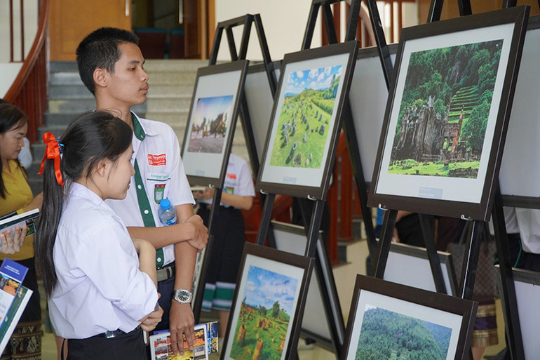 Các em học sinh Lào tham quan triển lãm ảnh. (Ảnh: HẢI TIẾN) Các em học sinh Lào tham quan triển lãm ảnh. (Ảnh: HẢI TIẾN)