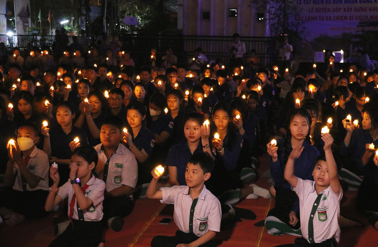 Thắp nến thực hiện các nghi lễ cầu siêu và tưởng niệm. Ảnh: Trịnh Dũng