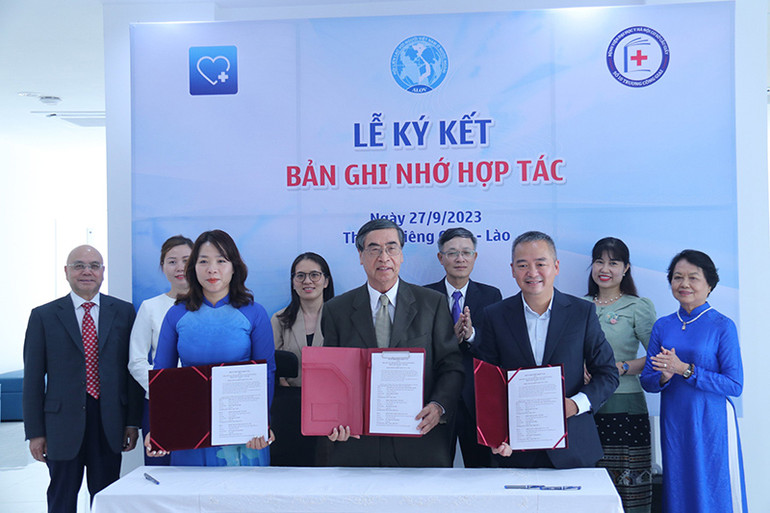 Bệnh viện quốc tế La Vie ký biên bản hợp tác với Hội liên lạc với người Việt Nam ở nước ngoài và Bệnh viện Đại học Y Hà Nội. Ảnh: Hải Tiến