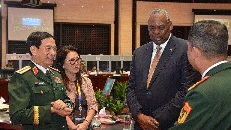 Đại tướng Phan Văn Giang tiếp xúc với Bộ trưởng Quốc phòng Hoa Kỳ Lloyd Austin. (Ảnh: Trịnh Dũng)