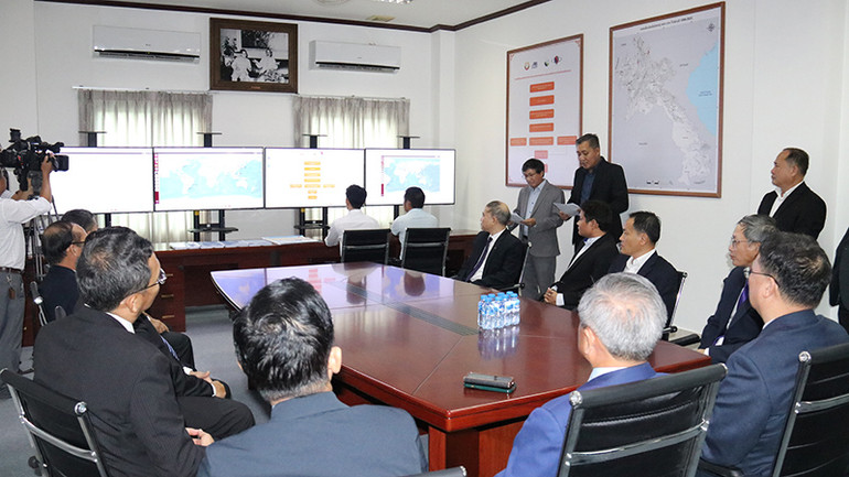 Các đại biểu tham quan Phòng thí nghiệm Dữ liệu và Truyền thông về thiên tại tại Lào. (Ảnh: HẢI TIẾN)