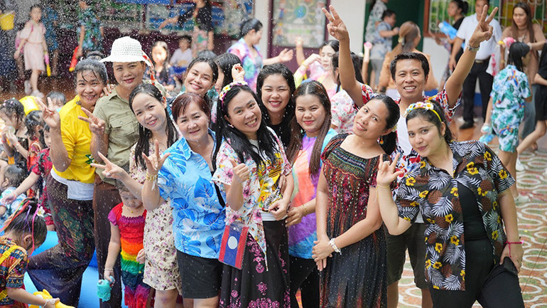 Người dân Lào tưng bừng thực hiện nghi lễ té nước. (Ảnh: Hải Tiến)