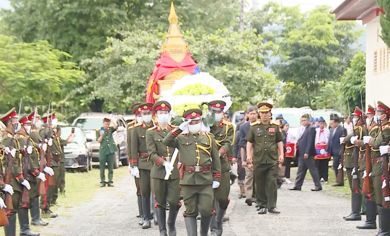 Tiễn đưa các liệt sĩ về đất Mẹ. (Ảnh: Trịnh Dũng)