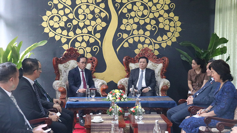 Đồng chí Nguyễn Xuân Thắng tiếp Lãnh đạo tỉnh Luang Prabang. (Ảnh: Trịnh Dũng) Đồng chí Nguyễn Xuân Thắng tiếp Lãnh đạo tỉnh Luang Prabang. (Ảnh: Trịnh Dũng)