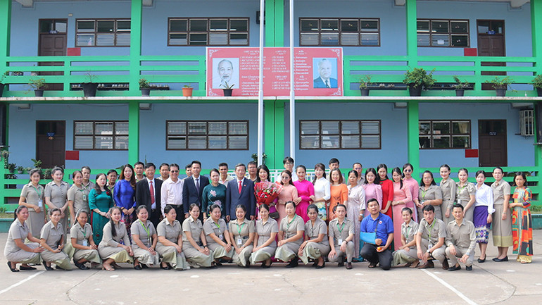 Đại sứ Nguyễn Minh Tâm cùng phu nhân chụp ảnh lưu niệm với cán bộ, nhân viên nhà trường.