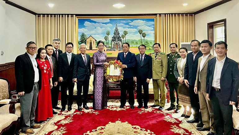 Các cơ quan đại diện Việt Nam tại Trung Lào chúc mừng 49 năm Quốc khánh Lào. (Ảnh: Cộng tác viên). Các cơ quan đại diện Việt Nam tại Trung Lào chúc mừng 49 năm Quốc khánh Lào. (Ảnh: Cộng tác viên).