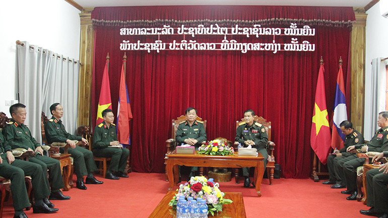 Thượng tướng Hoàng Xuân Chiến thăm, làm việc với Bộ Chỉ huy quân sự tỉnh Luang Prabang. (Ảnh: Hải Tiến)