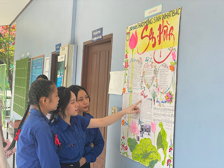 Các em học sinh với tác phẩm báo tường chào mừng sinh nhật Bác. (Ảnh: Hải Tiến)