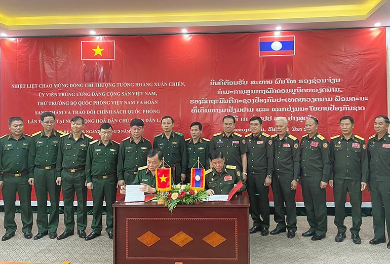 Thượng tướng Hoàng Xuân Chiến và Trung tướng Vongkham Phommakone ký Biên bản làm việc. Ảnh: Trịnh Dũng