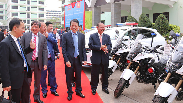 Phó Thủ tướng, Bộ trưởng Công an Lào đánh giá cao gói viện trợ kịp thời, đúng yêu cầu thực tế và nhu cầu nghiệp vụ của Bộ Công an Lào. (Ảnh: Trịnh Dũng)