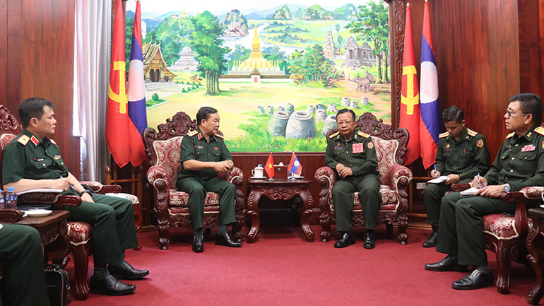 Thượng tướng Hoàng Xuân Chiến, Ủy viên Trung ương Đảng, Thứ trưởng Quốc phòng chào xã giao Đại tướng Chansamone Chanyalath, Phó Thủ tướng, Bộ trưởng Quốc phòng Lào. Thượng tướng Hoàng Xuân Chiến, Ủy viên Trung ương Đảng, Thứ trưởng Quốc phòng chào xã giao Đại tướng Chansamone Chanyalath, Phó Thủ tướng, Bộ trưởng Quốc phòng Lào.