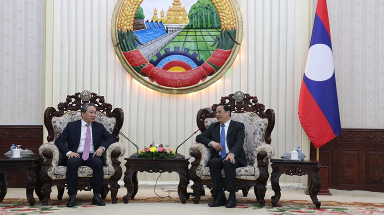 Bộ trưởng Nguyễn Hải Ninh hội kiến Thủ tướng Chính phủ Lào Sonexay Siphandone. Ảnh: Hải Tiến