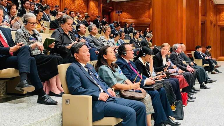 Đại sứ Việt Nam tại Lào cùng Đoàn Ngoại giao dự phiên khai mạc. (Ảnh: CTV) Đại sứ Việt Nam tại Lào cùng Đoàn Ngoại giao dự phiên khai mạc. (Ảnh: CTV)