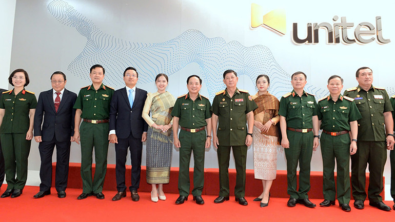 Thượng tướng Trịnh Văn Quyết với cán bộ, nhân viên Công ty Star Telecom (Unitel). Ảnh: Trịnh Dũng