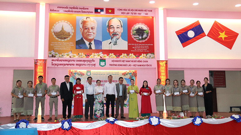 Trao tặng quà của Ủy ban Mặt trận Tổ quốc thành phố Hồ Chí Minh cho giáo viên nhà trường.