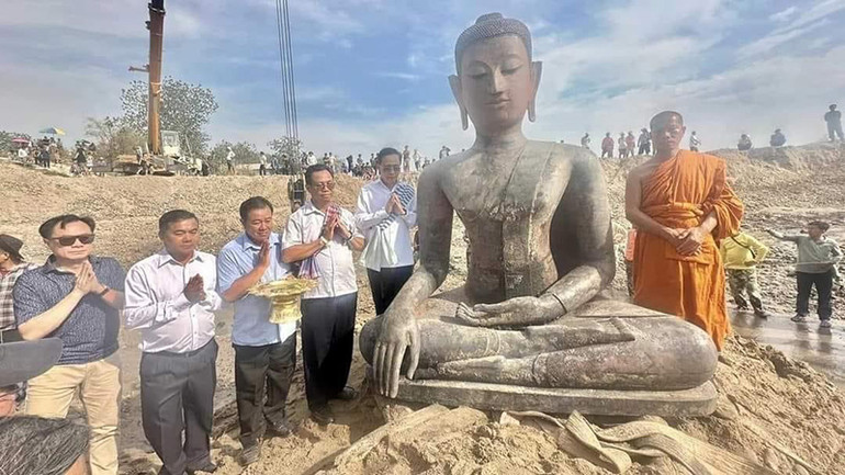 Pho tượng Phật cổ làm bằng đồng cao tới 2,2m được phát hiện ở tỉnh Bokeo. (Ảnh: Báo Pasaxon)