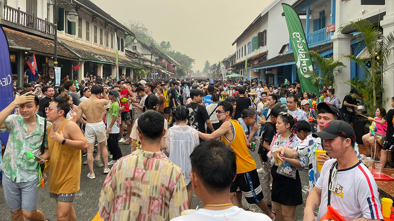 Người dân Lào và du khách tưng bừng tham gia hoạt động té nước tại thành phố du lịch Luang Prabang.