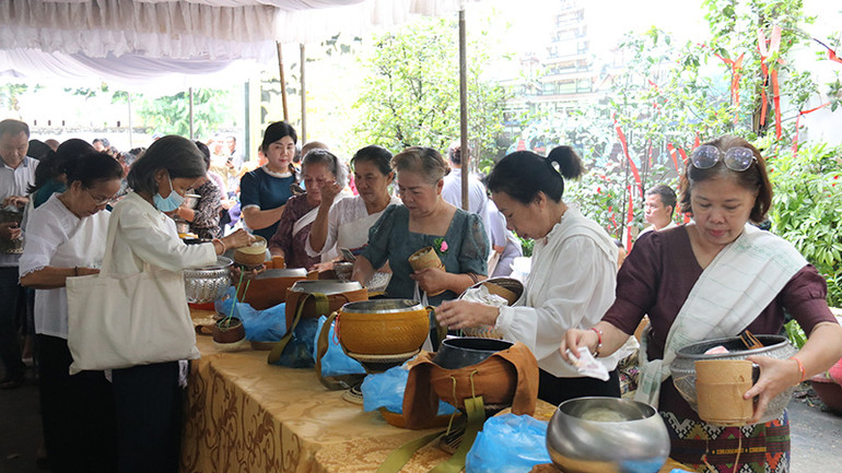 Phật tử và kiều bào người Việt thực hiện nghi lễ Tắc Bạt. (Ảnh: Hải Tiến)