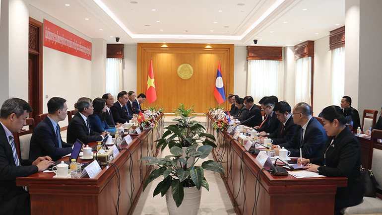 Đoàn đại biểu Quốc hội Việt Nam do Thượng tướng, Phó Chủ tịch Quốc hội Trần Quang Phương làm Trưởng đoàn hội đàm với Đoàn đại biểu Quốc hội Lào do Phó Chủ tịch Quốc hội Lào Souvone Leuangbounmy làm Trưởng đoàn. (Ảnh: HẢI TIẾN)