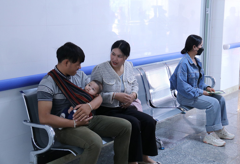 Người dân tỉnh Xiengkhouang tại Bệnh viện mới. (Ảnh: Trịnh Dũng)