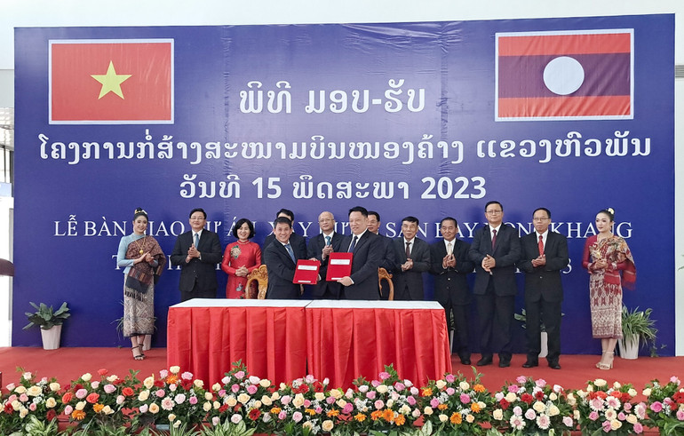 Quang cảnh lễ ký kết bàn giao sân bay Nongkhang. (Ảnh: TRỊNH DŨNG)