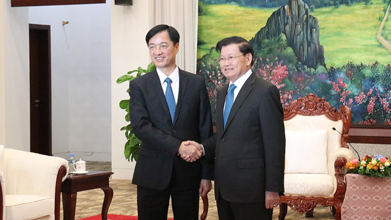 Tổng Bí thư, Chủ tịch nước Lào tiếp đồng chí Nguyễn Duy Ngọc. Ảnh: Trịnh Dũng