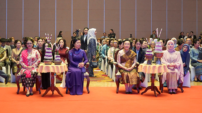 Phu nhân Ngô Phương Ly dự Hội thảo dệt may truyền thống ASEAN lần thứ 9. (Ảnh: HẢI TIẾN)