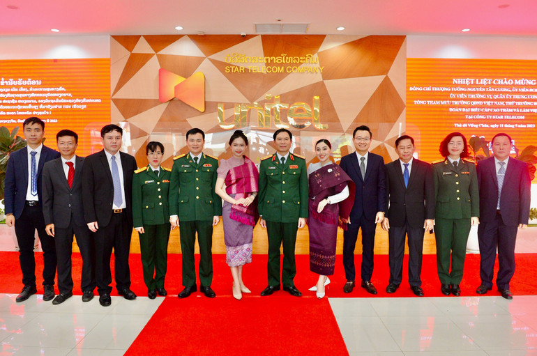 Thượng tướng Nguyễn Tân Cương và Đoàn đại biểu thăm trụ sở Công ty Star Telecom (Unitel). (Ảnh: Trịnh Dũng)