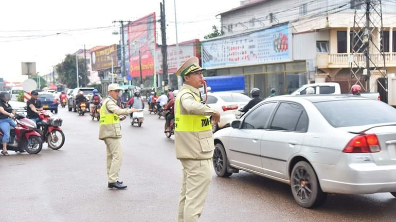 Lực lượng chức năng Lào điều tiết giao thông, bảo đảm an toàn trong thời gian diễn ra Hội nghị cấp cao ASEAN lần thứ 44, 45 và các hội nghị liên quan. (Ảnh: Trịnh Dũng)
