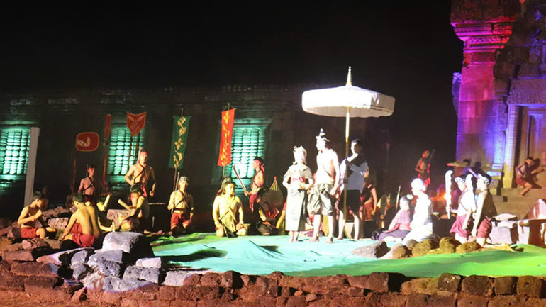 Tiết mục biểu diễn kịch truyền thống của Lào tại lễ khai mạc. (Ảnh: HẢI TIẾN)