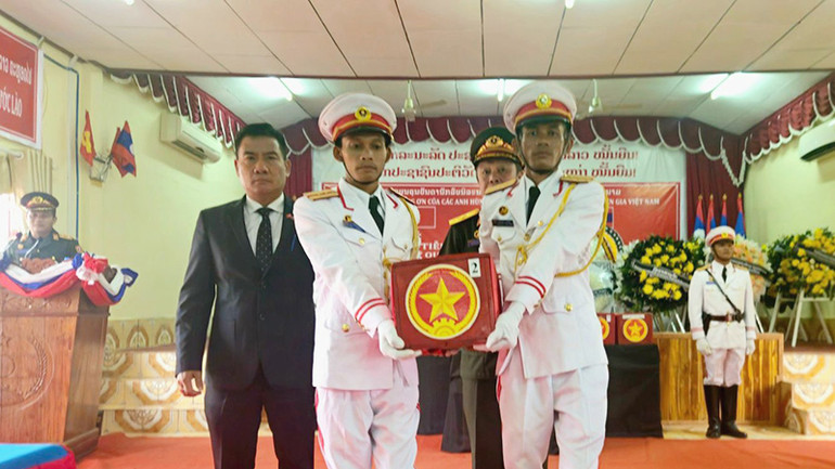 Tiễn đưa các anh hùng liệt sĩ về nước để an táng. (Ảnh: HẢI TIẾN)