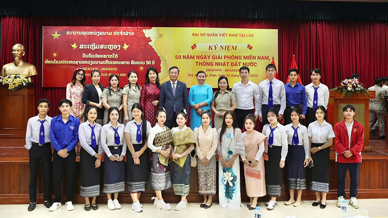 Đại sứ Nguyễn Minh Tâm chụp ảnh lưu niệm với các thế hệ trẻ Việt Nam-Lào. (Ảnh: Hải Tiến) Đại sứ Nguyễn Minh Tâm chụp ảnh lưu niệm với các thế hệ trẻ Việt Nam-Lào. (Ảnh: Hải Tiến)