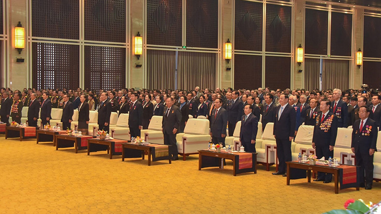 Các đại biểu thực hiện nghi thức chào cờ tại buổi lễ. (Ảnh: Cộng tác viên)