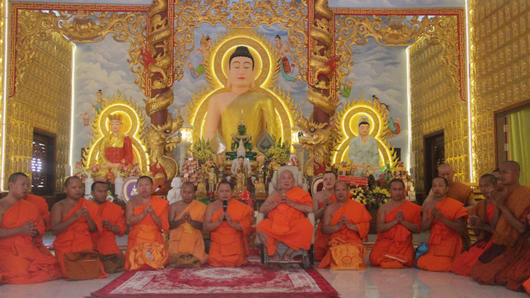 Chư tăng Lào tụng kinh tại tòa Chánh điện mới của Chùa Bồ Đề. (Ảnh: Hải Tiến)