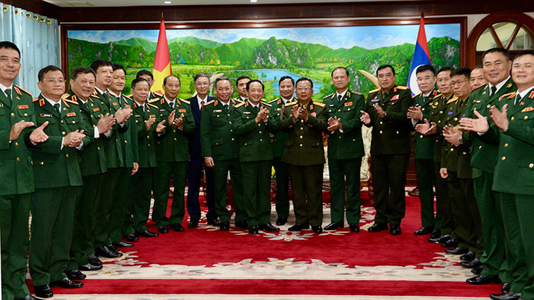 Thượng tướng Trịnh Văn Quyết và Đoàn đại biểu chính trị cấp cao Quân đội nhân dân Việt Nam chào xã giao Đại tướng Chansamone Chanyalath, Bộ trưởng Bộ Quốc phòng Lào. (Ảnh: TRỊNH DŨNG)