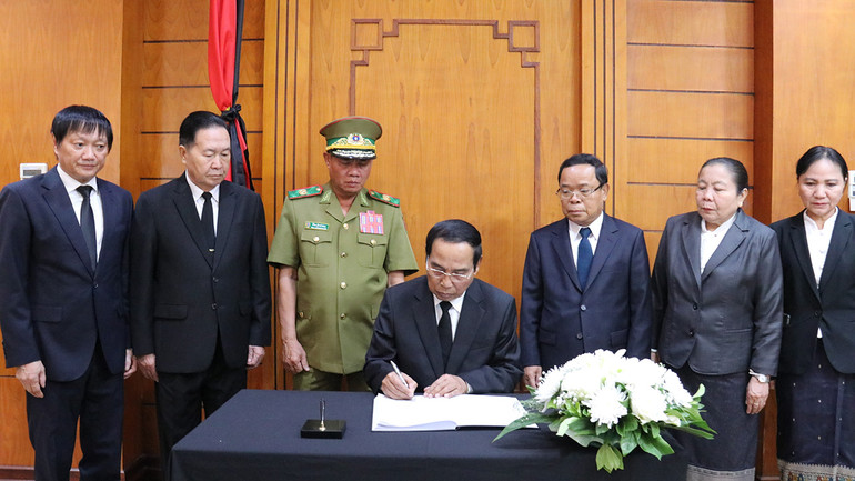 Thay mặt Ban Chấp hành Trung ương Đảng Nhân dân cách mạng Lào ghi sổ tang, đồng chí Bounthong Chitmany viết: “Đảng, Nhà nước và nhân dân Lào xin được khắc ghi nhớ công lao, sự đóng góp to lớn, quý báu của đồng chí Nguyễn Phú Trọng trong việc vun đắp mối quan hệ hữu nghị vĩ đại, tình đoàn kết đặc biệt và sự hợp tác toàn diện giữa hai Đảng, hai Nhà nước và Nhân dân hai nước Lào-Việt Nam, Việt Nam-Lào trong suốt thời gian qua”. Thay mặt Ban Chấp hành Trung ương Đảng Nhân dân cách mạng Lào ghi sổ tang, đồng chí Bounthong Chitmany viết: “Đảng, Nhà nước và nhân dân Lào xin được khắc ghi nhớ công lao, sự đóng góp to lớn, quý báu của đồng chí Nguyễn Phú Trọng trong việc vun đắp mối quan hệ hữu nghị vĩ đại, tình đoàn kết đặc biệt và sự hợp tác toàn diện giữa hai Đảng, hai Nhà nước và Nhân dân hai nước Lào-Việt Nam, Việt Nam-Lào trong suốt thời gian qua”.