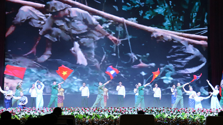 Một tiết mục văn nghệ ca ngợi tình đoàn kết liên minh chiến đấu Lào-Việt Nam. Ảnh: Trịnh Dũng