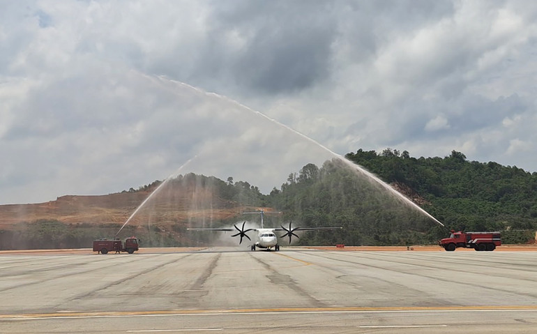 Lễ đưa sân bay Nongkhang vào sử dụng. (Ảnh: TRỊNH DŨNG)